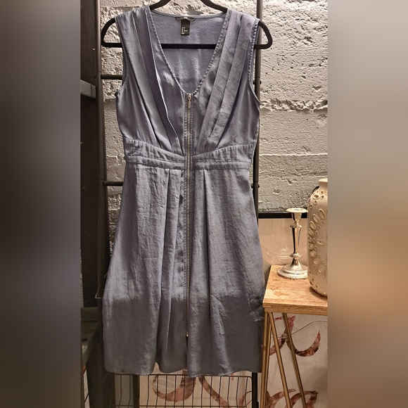 Formal dress - Picture 1 of 4